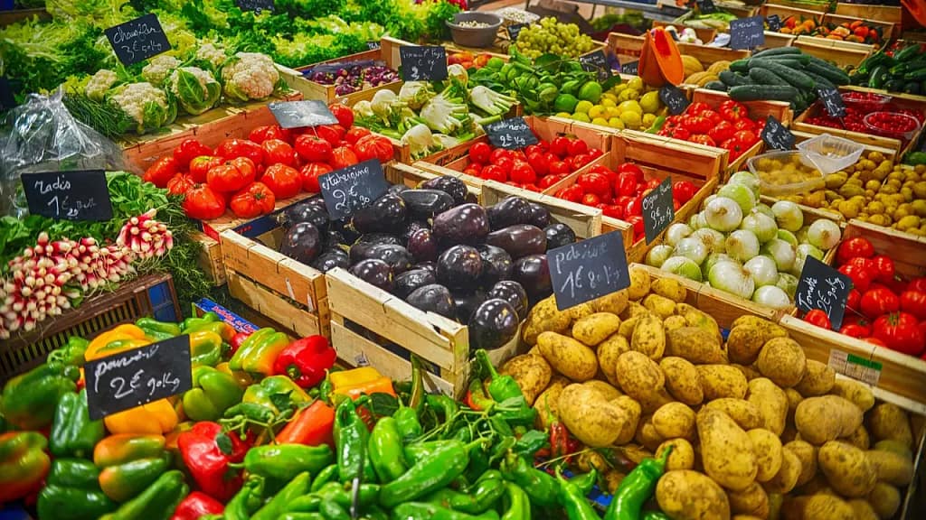 The Benefits of Eating Organic Food image of fruit and vegetable market