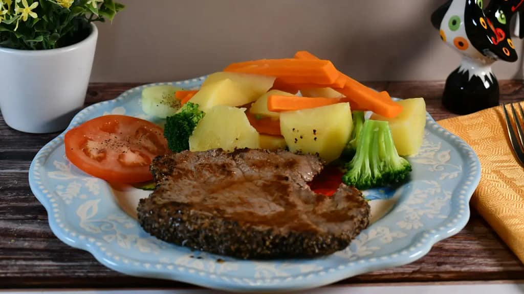 lose weight without starving yourself Steak & veg meal